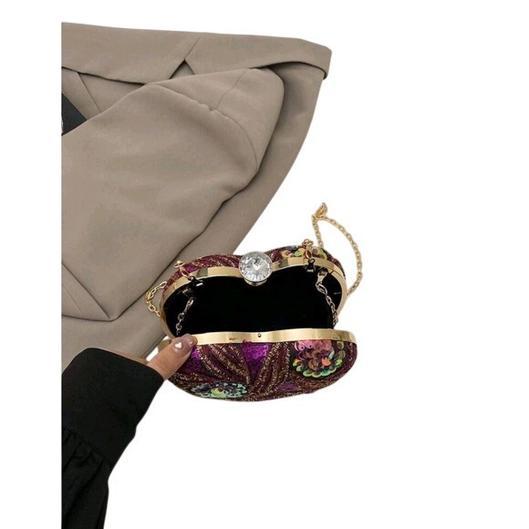 New Heart-Shaped Sequin Evening Clutch – Floral Embroidery with Gold Chain - Picture 3 of 4